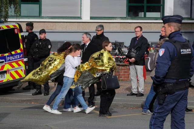 Policías escoltan a niños de una escuela en Arras, en el norte de Francia, durante una amenaza de bomba.