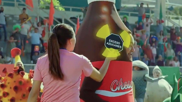 Lanzan campaña con &quot;botargas&quot; contra la comida chatarra.