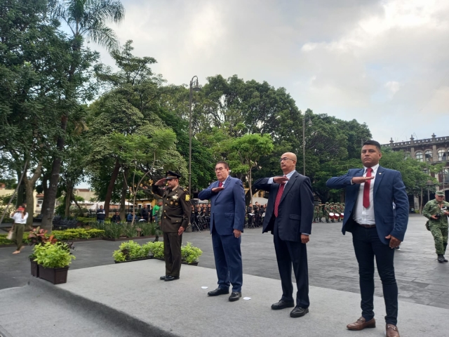 Encabeza Víctor Mercado honores a la bandera