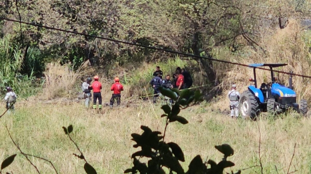  La mujer estaba sumergida en un canal de riego.