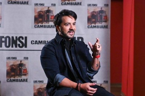 Luis Fonsi califica de 'vergonzosas' las redadas del ICE y respalda las protestas de artistas latinos en Estados Unidos