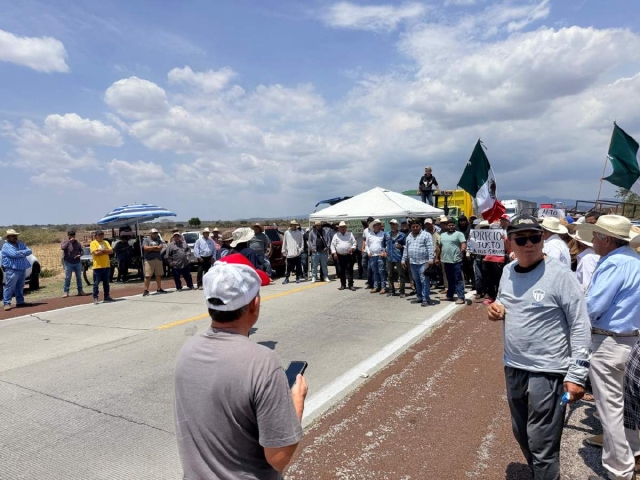 El di&aacute;logo formal inici&oacute; la tarde del lunes en el punto de la protesta. 