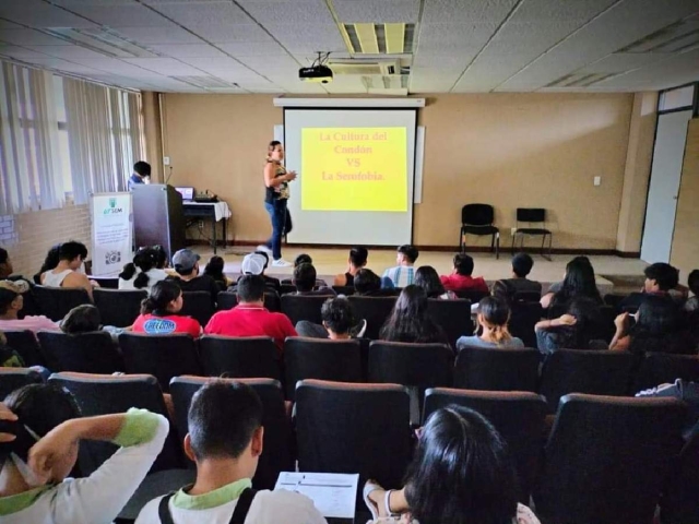 Los jóvenes pudieron despejar dudas durante la conferencia.