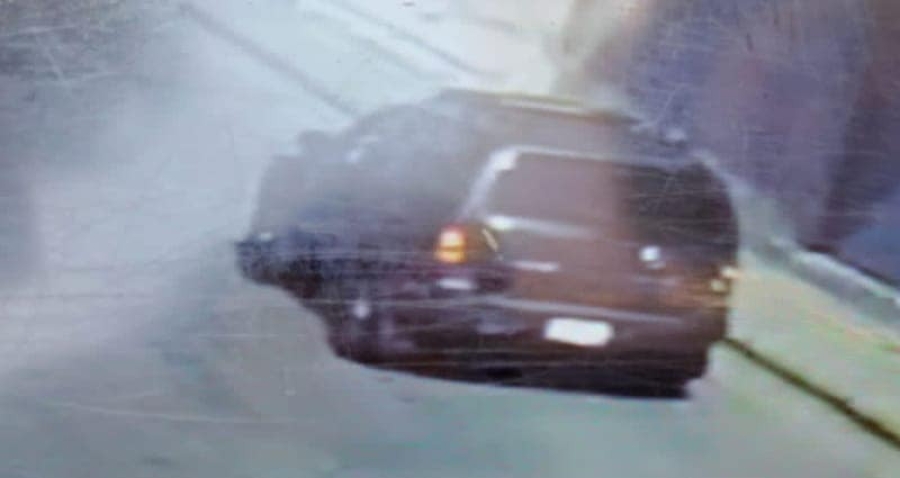 Buscan dos camionetas relacionadas con triple feminicidio