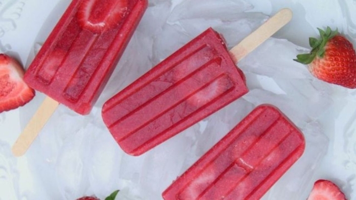 Derrítete de placer con estas refrescantes paletas de jamaica con fresa