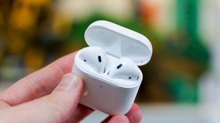 Sigue estos consejos para que los AirPods ya no se caigan de tu oreja