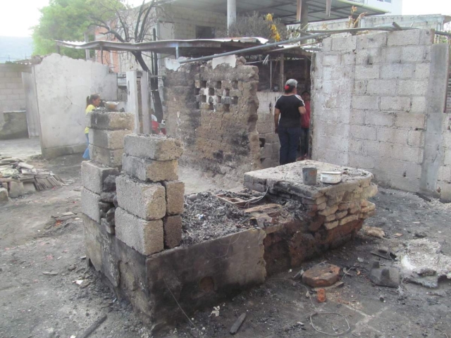 Se desconoce la causa del incendio que dejó a las dos familias prácticamente sin nada. Ayer, todavía estaban retirando las partes calcinadas. 