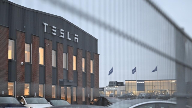 Tesla enfrenta retrasos y desafíos legales en Suecia