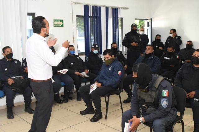 Agentes policiacos reciben talleres como parte de la capacitación.