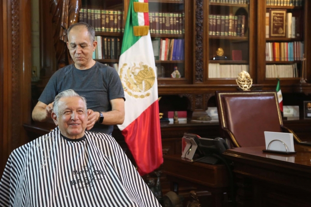 Foto de AMLO con su peluquero desata ola de memes.