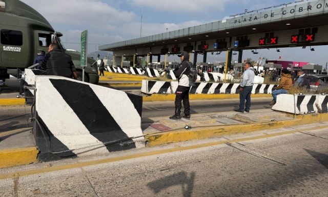 Transportistas bloquean la carretera México-Querétaro por desaparición de compañero