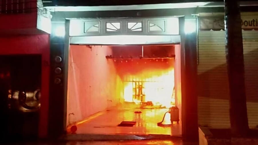 Incendian casa de alcaldesa de Queréndaro, Michoacán tras ataque armado