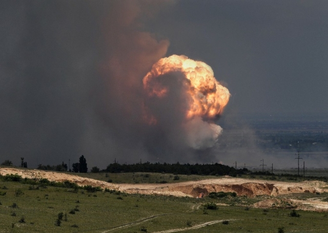 Detonación de municiones en un campo de entrenamiento militar en el distrito Kirovsky de Crimea