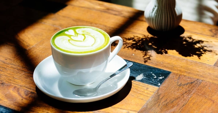 Cómo hacer un matcha latte con menta en casa, una versión del té que vas a amar