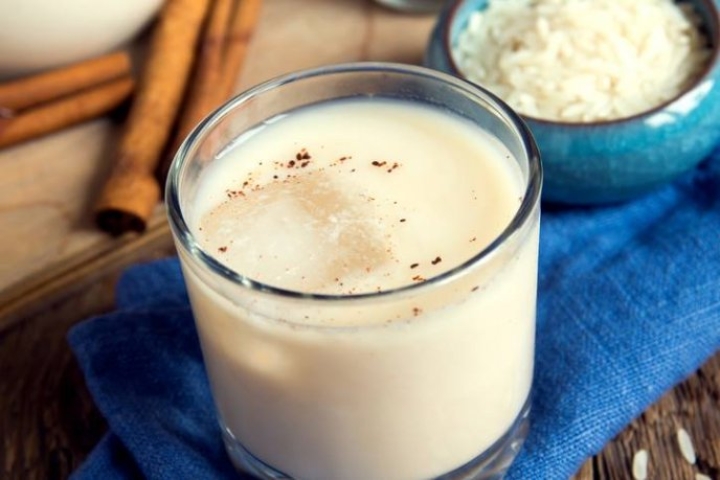 Agua de coco con canela, la refrescante y cremosa bebida que te salvará del calor