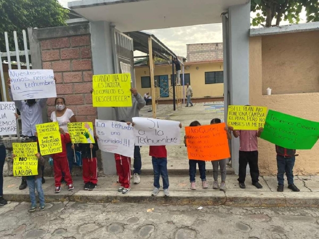 Niños y adultos protestaron afuera del kínder para solicitar la construcción de la obra.