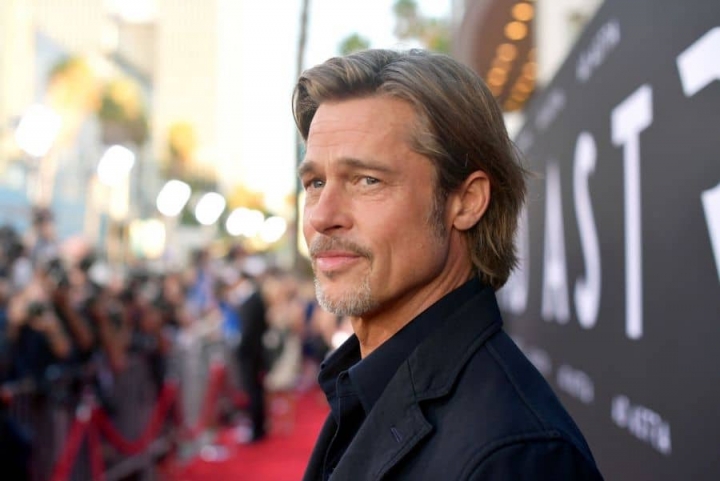 Captan a Brad Pitt saliendo en silla de ruedas del hospital