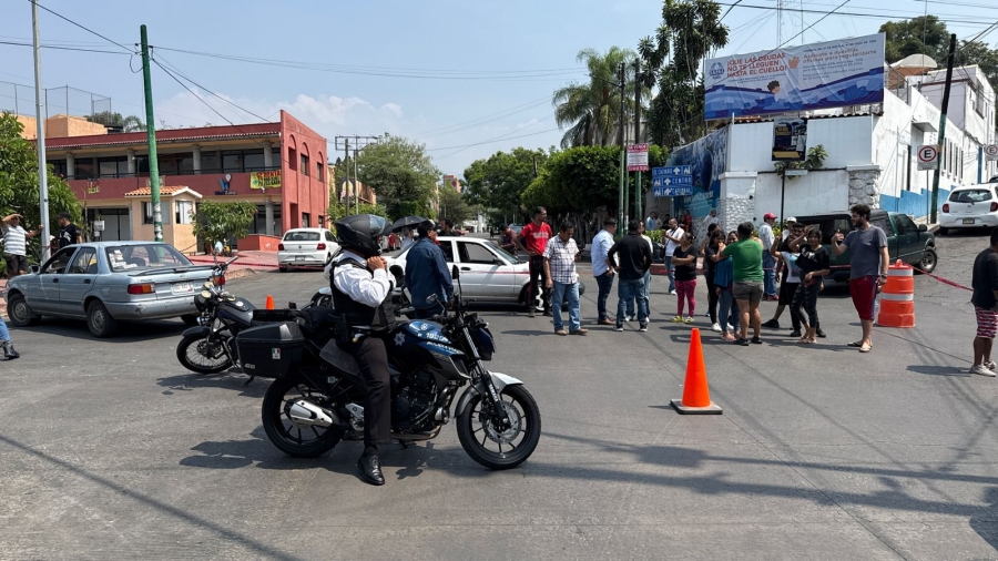 Se manifiestan vecinos de avenida Estado de Puebla; piden al SAPAC restablecer servicio