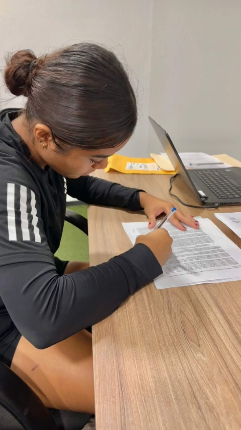 Alexa Arroyo, en la firma del contrato con el Mazatlán Sub-19 Femenil.