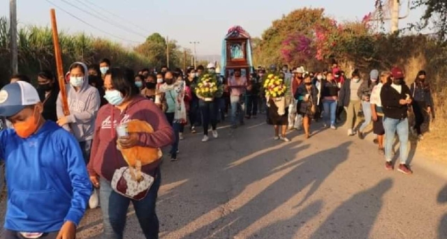 Pese a las medidas sanitarias, cientos de feligreses participaron en el recorrido de la imagen.