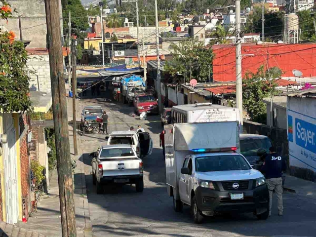   El hombre quedó sin vida junto a una camioneta.