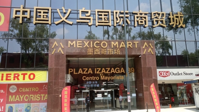 Decomisan productos ilegales en Plaza Izazaga 89, CDMX