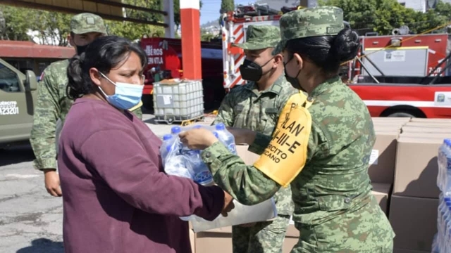 Ejército reparte despensas en Cerro del Chiquihuite.