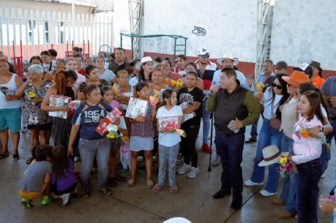 Jesús Corona celebra a las madres de Cuautla en su día