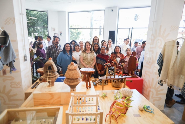 Inaugura Margarita Gonz&aacute;lez Saravia tienda 'Tlalli'