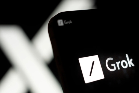xAI se disculpa tras mensajes extremistas de su asistente de IA Grok y promete correcciones
