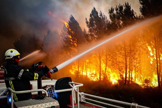 Bomberos controlando un incendio forestal cerca de Landiras, en el suroeste de Francia.