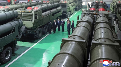 Kim Jong Un inspecciona f&aacute;brica de lanzamisiles y destaca poder de ataque