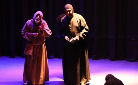 Actor muere en pleno escenario durante función en Santa Fe; suspenden funciones en su honor