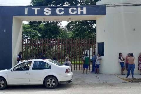 Damnificados por huracán &#039;Erick&#039; retienen a personal de Bienestar en Guerrero