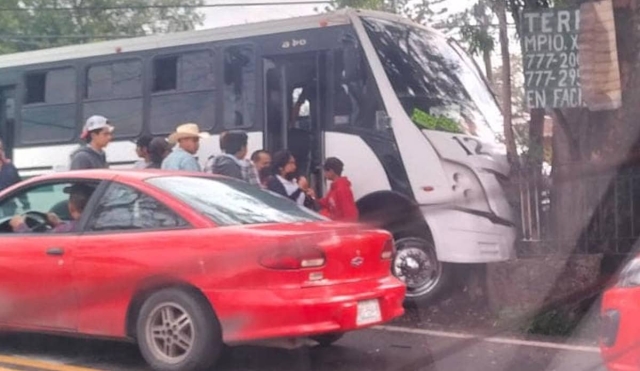 Evitó una tragedia al chocar contra una jardinera y un árbol