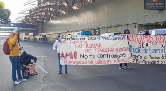 Manifestantes bloquean acceso a T1 del AICM.