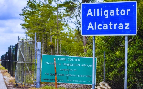 Estados Unidos comienza deportaciones desde centro migratorio Alligator Alcatraz