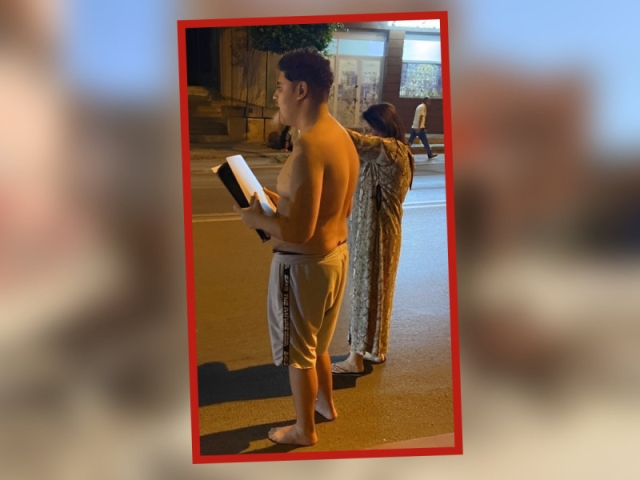 Prioridades inusuales: Joven sale sin camisa y su PS5 durante terremoto