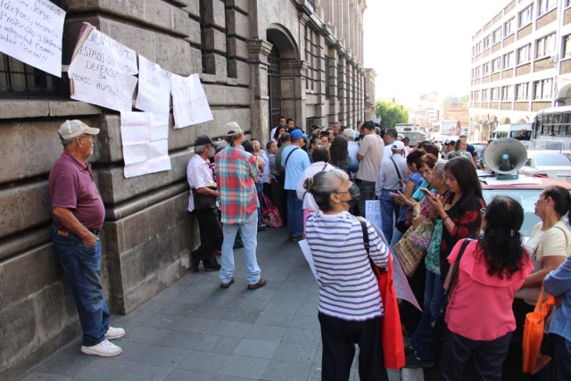 Los manifestantes protestaron frente al palacio de gobierno. 