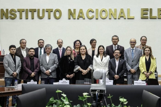 INE toma protesta a tres nuevos consejeros
