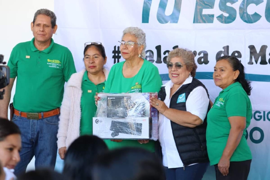 Entrega Ruth Rodríguez equipos de cómputo a 18 escuelas  