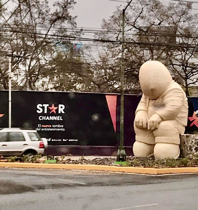 Objeto colocado recientemente en Boulevard de la Luz y Paseo del Pedregal, en la Ciudad de México.