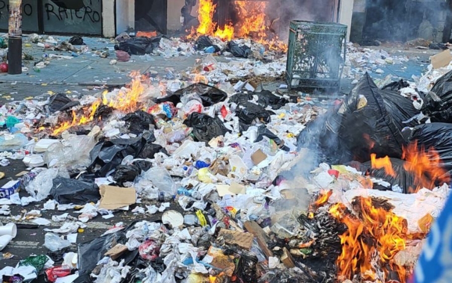 Trabajadores de limpieza protestan con quema de basura en CDMX