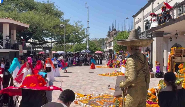 Denuncian desalojo de exposición de catrinas en palacio municipal de Ayala