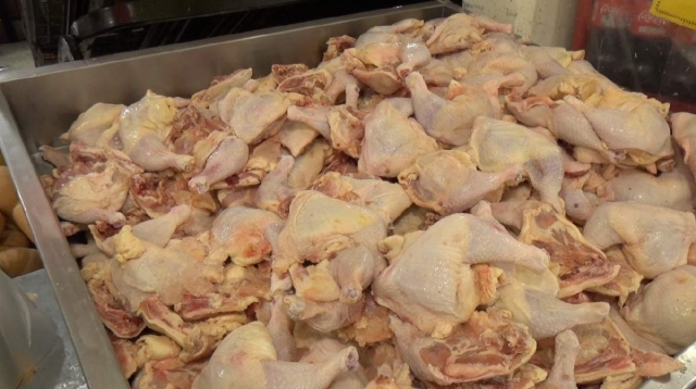 Temen caída en venta de pollo por alerta de salud