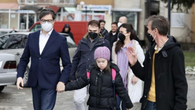 Una niña con Síndrome de Down, que sufría acoso escolar, recibió la visita del presidente de su país