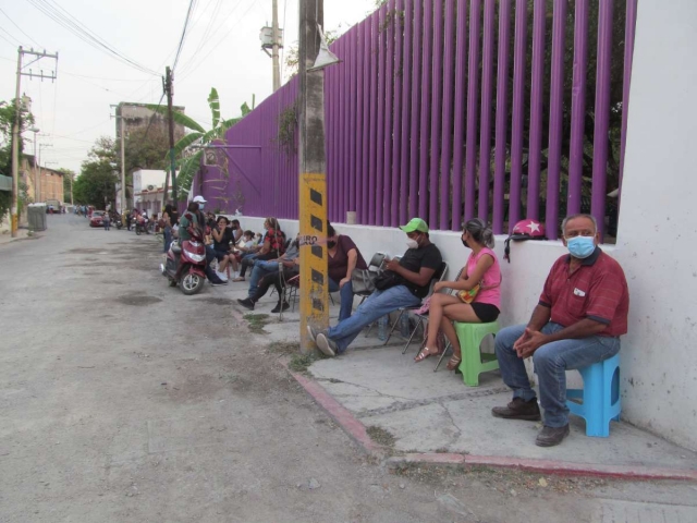 Desde que se dio a conocer que este martes iniciará la aplicación de la vacuna a dos sectores de la población, comenzaron a hacerse filas en las sedes.