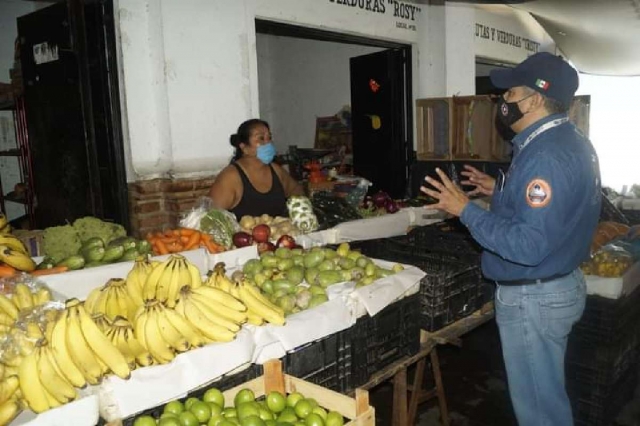 Los comerciantes son visitados para exhortarlos a cumplir con las disposiciones para mantener su actividad en funcionamiento.