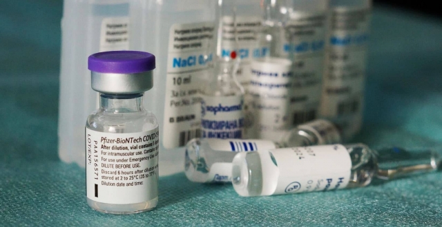 Tercera dosis de vacuna Pfizer aumentaría anticuerpos.