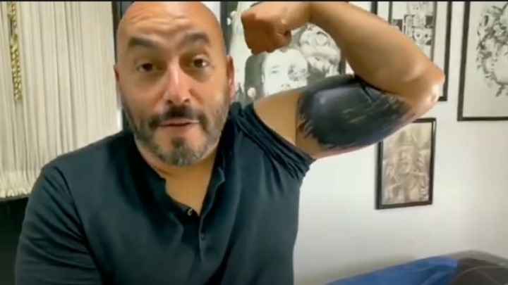 Tatuador de Lupillo Rivera revela cuánto le costó cubrir la cara de Belinda